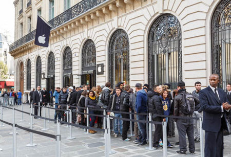 Ngoài cửa hàng Apple Store ở Paris tại thời điểm bán iPhone 5.