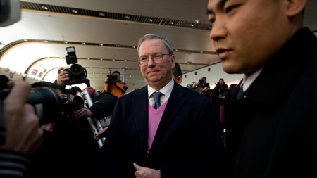 Chủ tịch Google trong vòng vây báo chí khi đến Triều Tiên