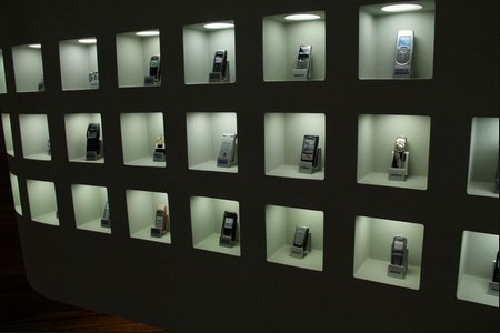 Bức tường trưng bày những mẫu điện thoại “trứ danh” một thời của Nokia ở tiền sảnh tòa nhà