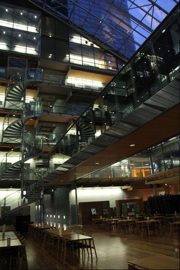 Những hành lang bằng kính nối các tầng lầu với nhau