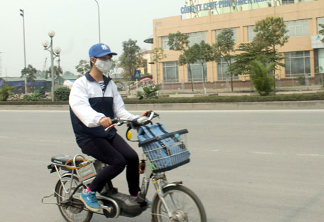 Người đi xe đạp điện thường quên mũ bảo hiểm khi tham gia giao thông