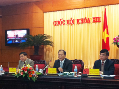 Chủ nhiệm UB Pháp luật Phan Trung Lý chủ trì buổi họp báo.