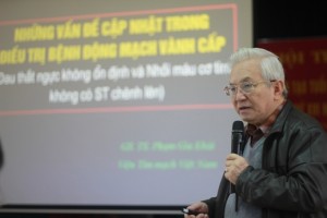 GS. TS Phạm Gia Khải - Chủ tịch Hội tim mạch Việt Nam cho bi