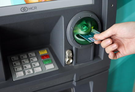 Từ 1/3 tới, nhiều ngân hàng thu phí rút tiền ATM nội mạng (Ảnh: Việt Hưng).