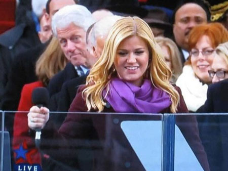 Cựu tổng thống Bill Clinton cũng có hành động khá kỳ cục trong màn trình diễn của Kelly Clarkson