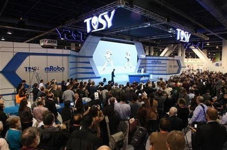 Gian hàng của TOSY thu hút nhiều  khách tham quan triển lãm CES 2013.