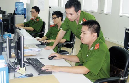 Các chiến sĩ công an của lực lượng phòng chống tội phạm công nghệ cao đang thực hiện nhiệm vụ