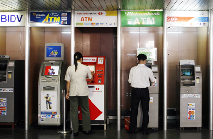 Rút tiền ATM nội mạng hiện đang được miễn phí (ảnh: Việt Hưng).